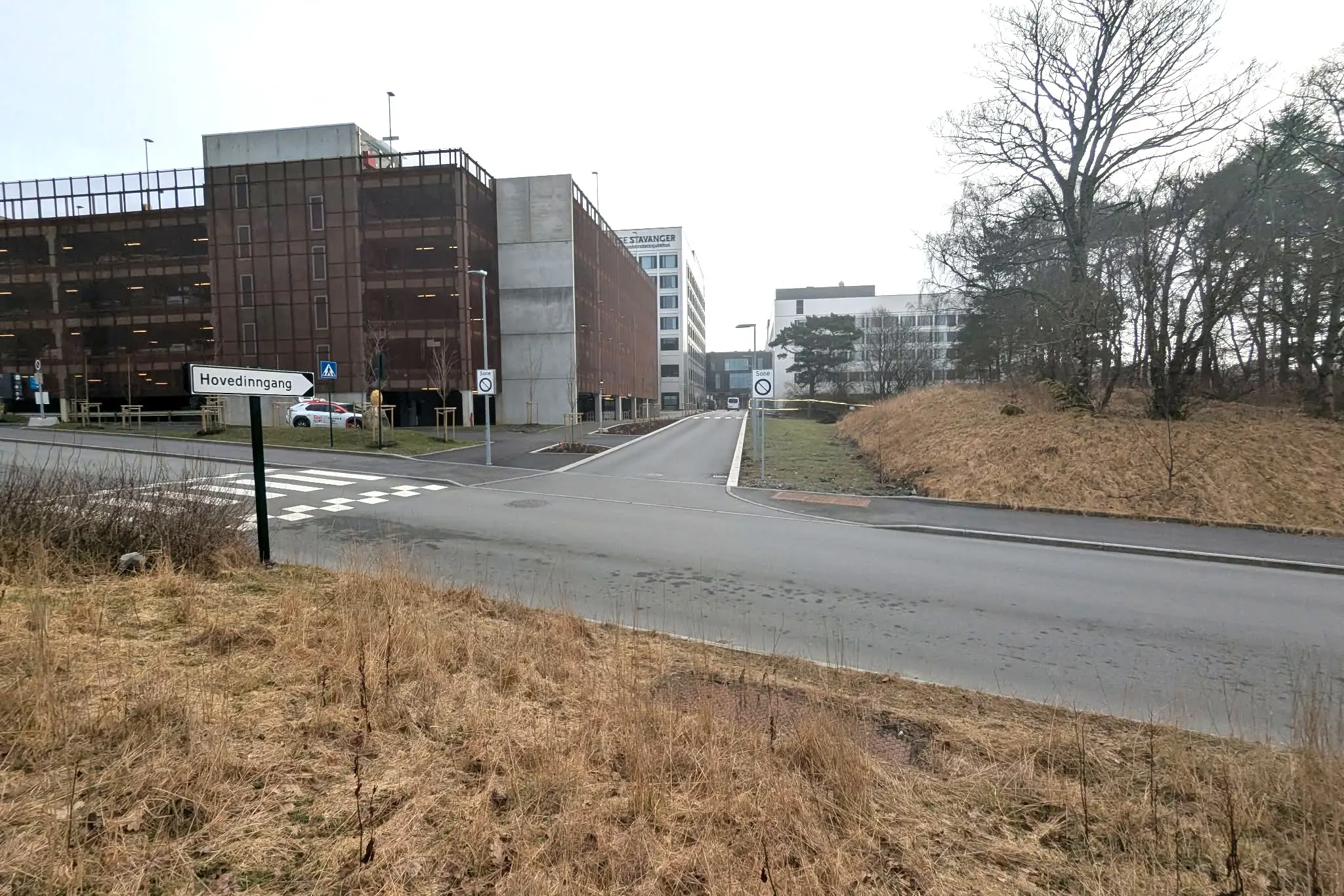 En vei med en bygning i bakgrunnen