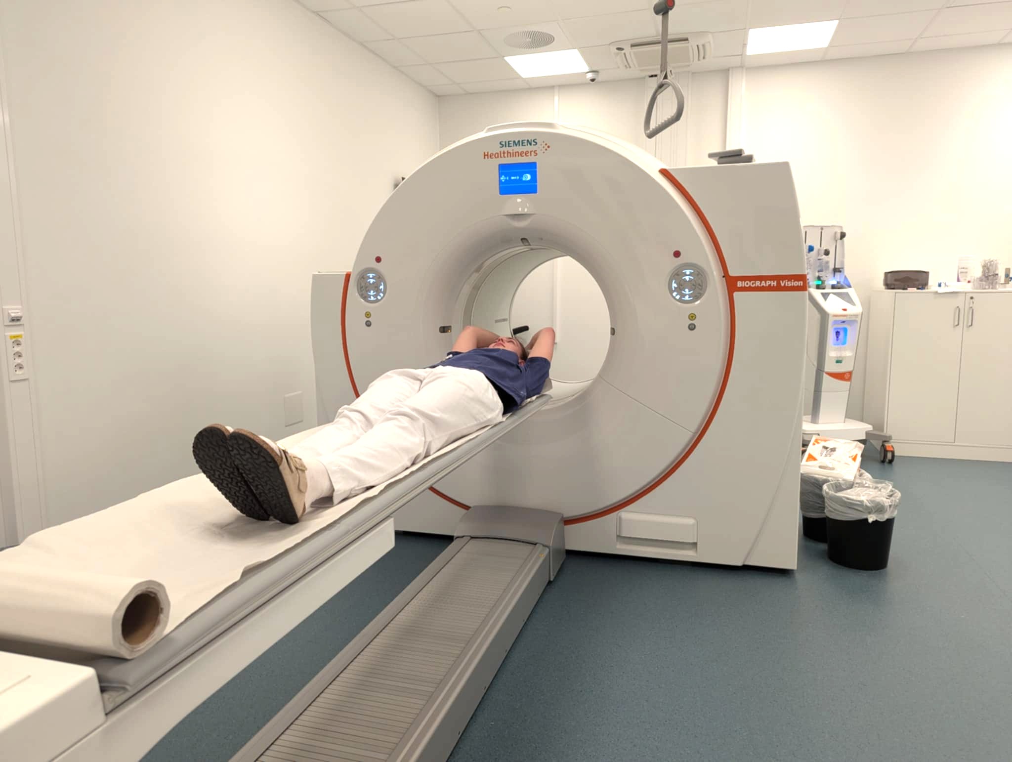 En person som ligger i en PET/CT-maskin