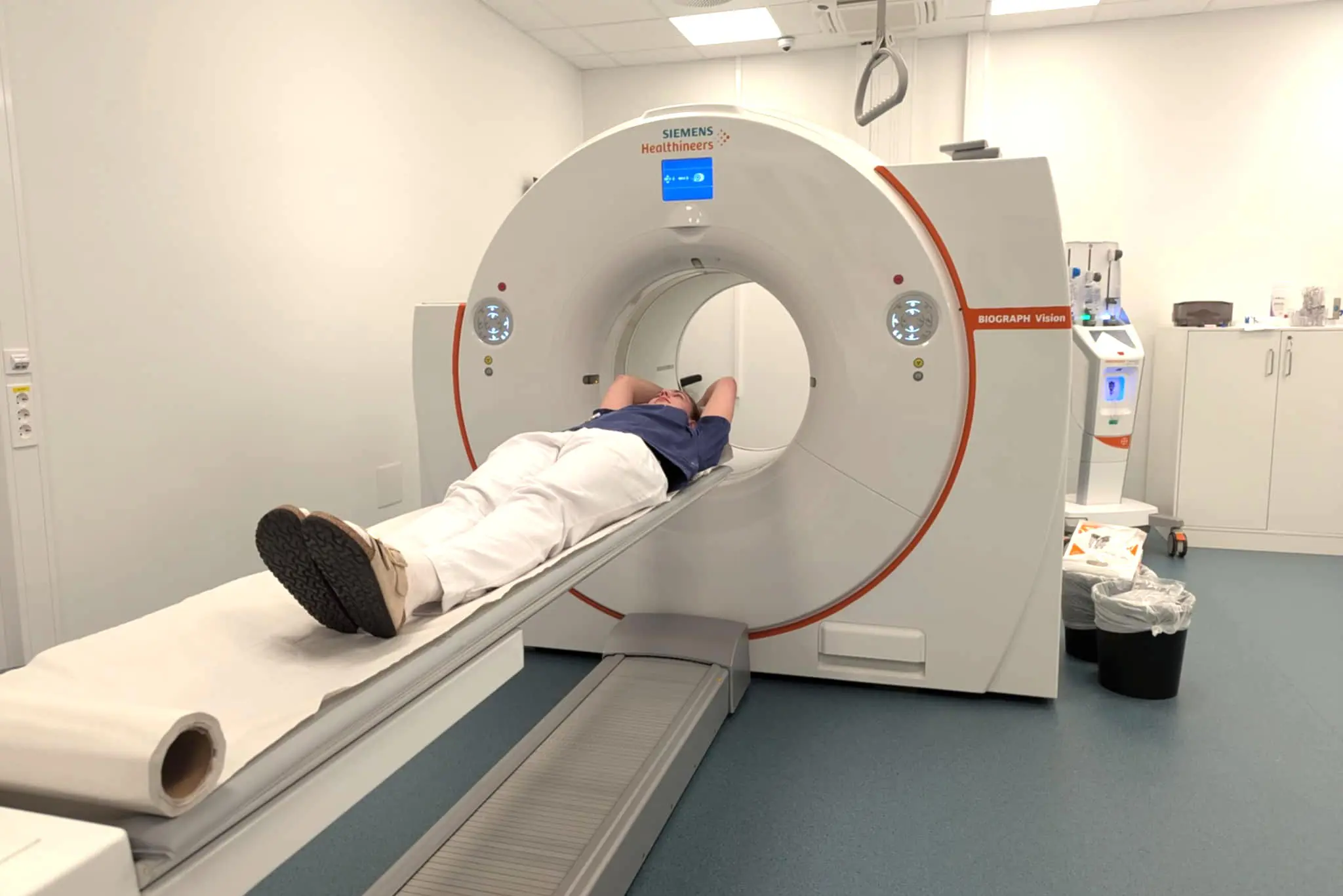 En person som ligger i en PET/CT-maskin
