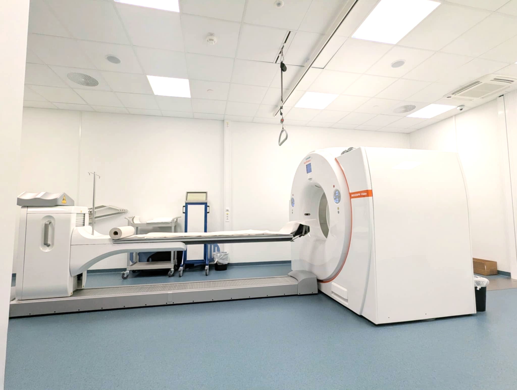 En PET/CT-maskin i et rom