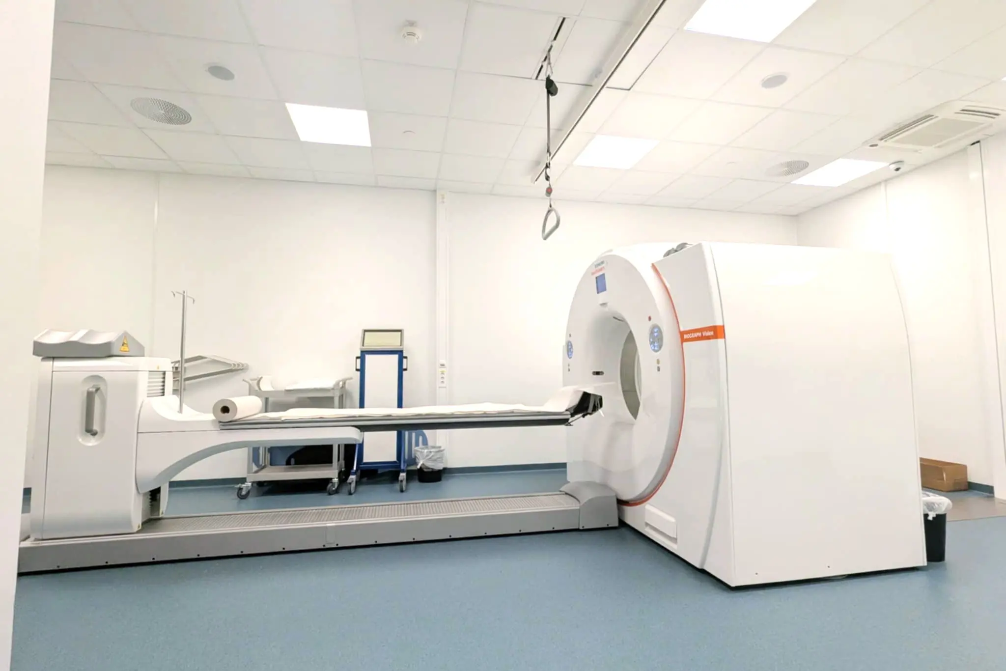 En PET/CT-maskin i et rom