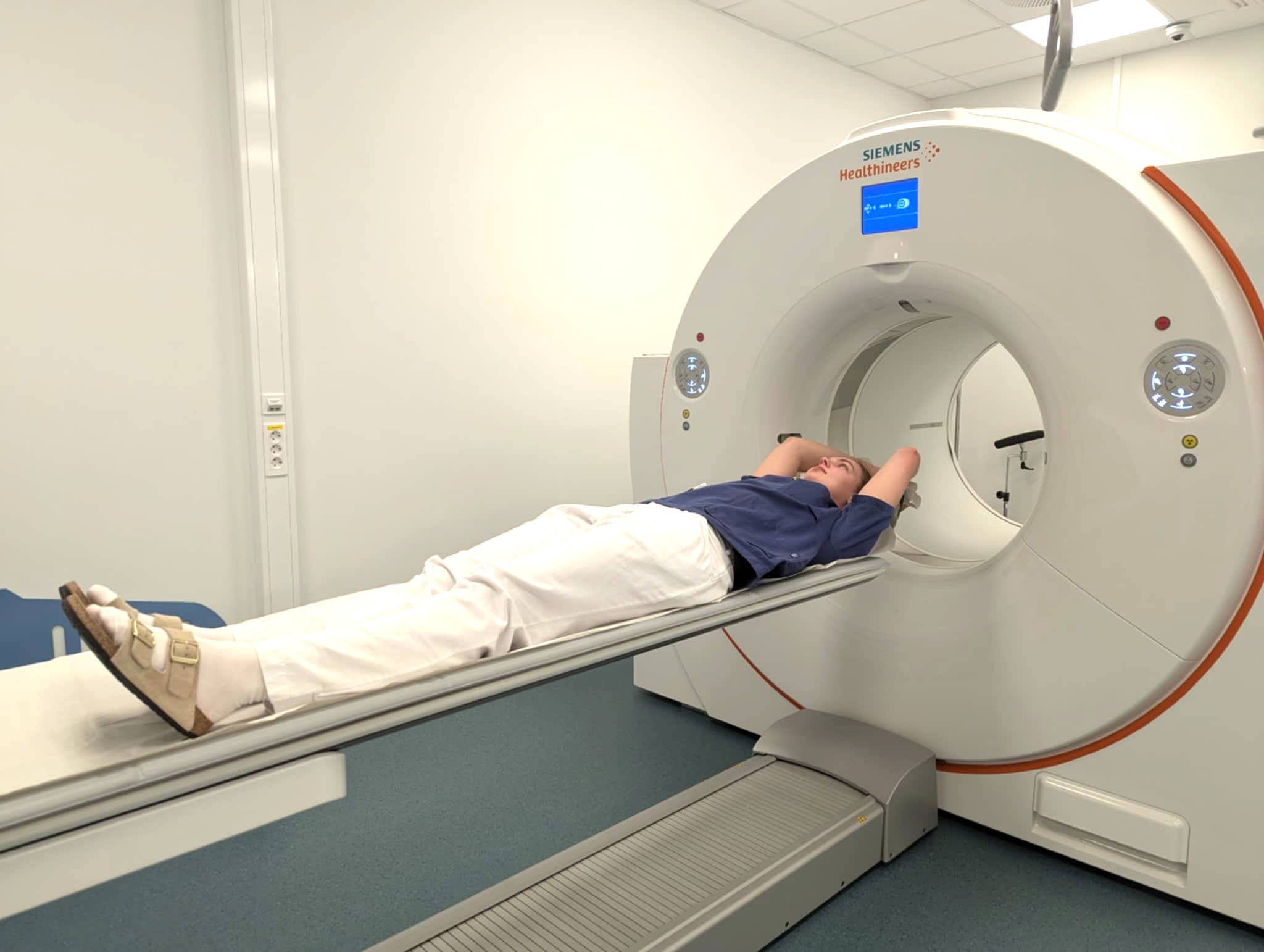 En person som ligger i en PET/CT-maskin