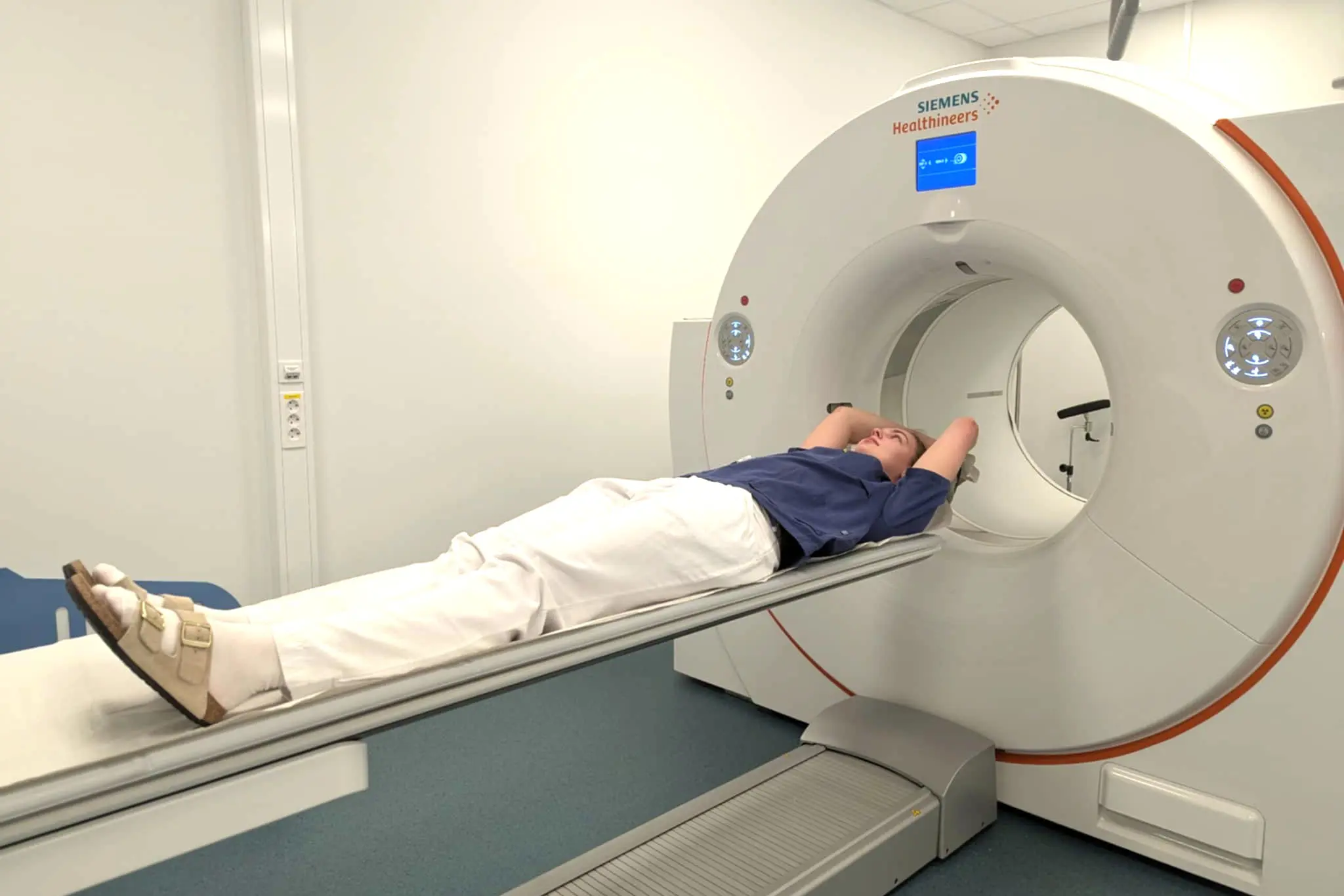 En person som ligger i en PET/CT-maskin