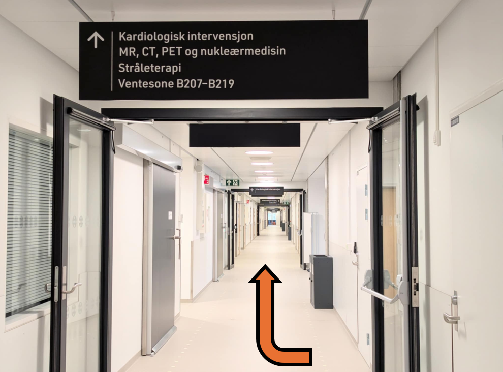 En lang korridor med dører