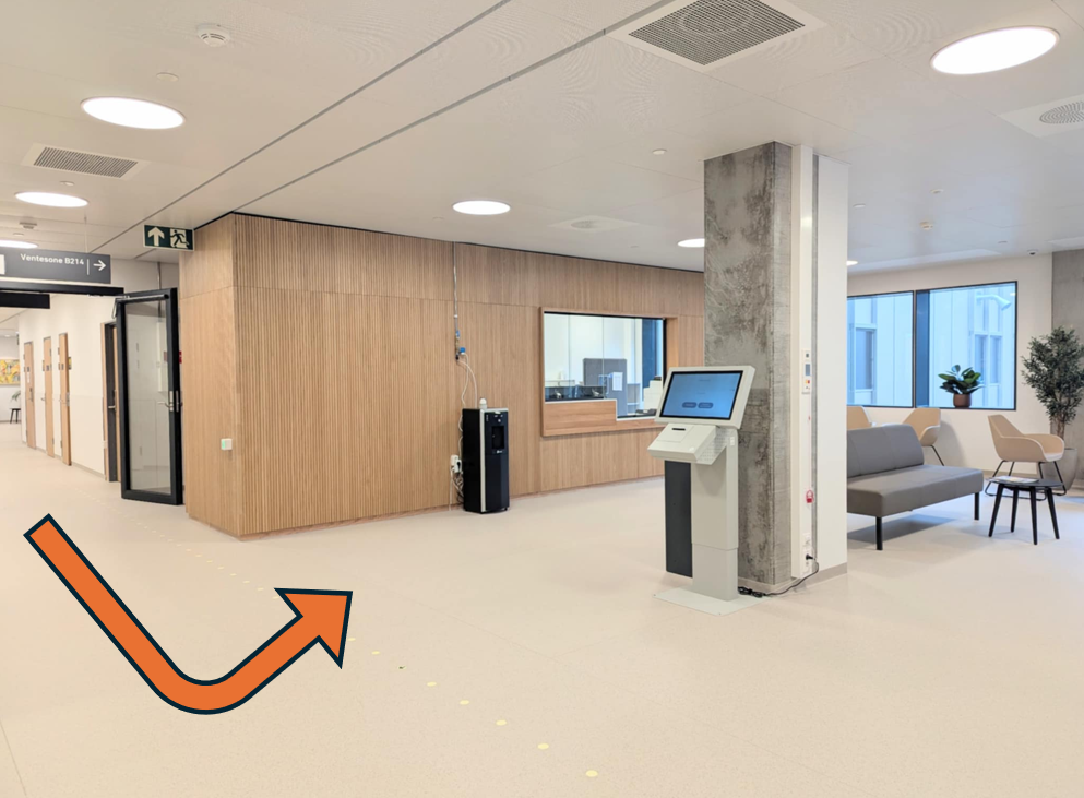 Et rom med datamaskin og stoler