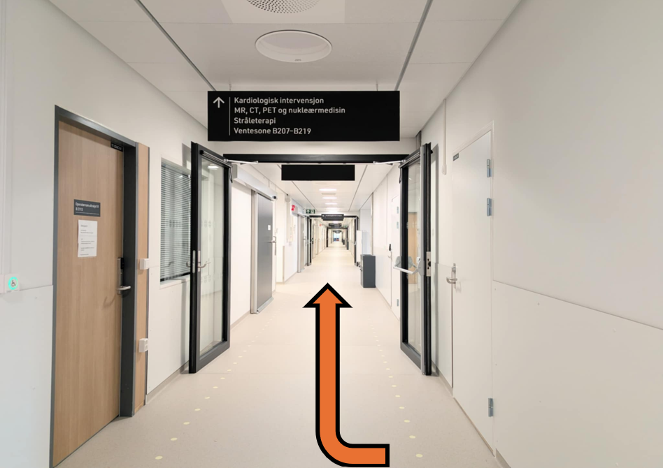 En korridor med dører og skilt