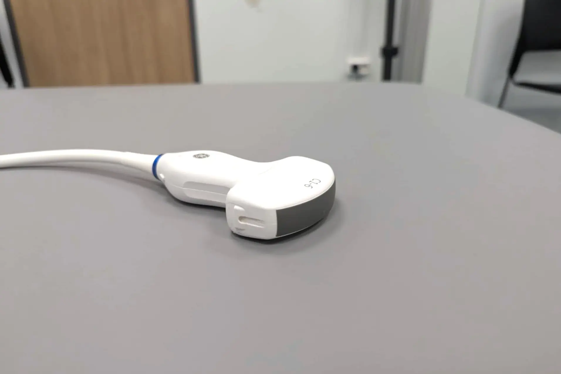 En hvit telefon med ledning på et hvitt bord