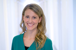 Kvinne smiler mot kamera