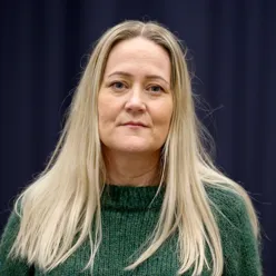 En person med langt hår