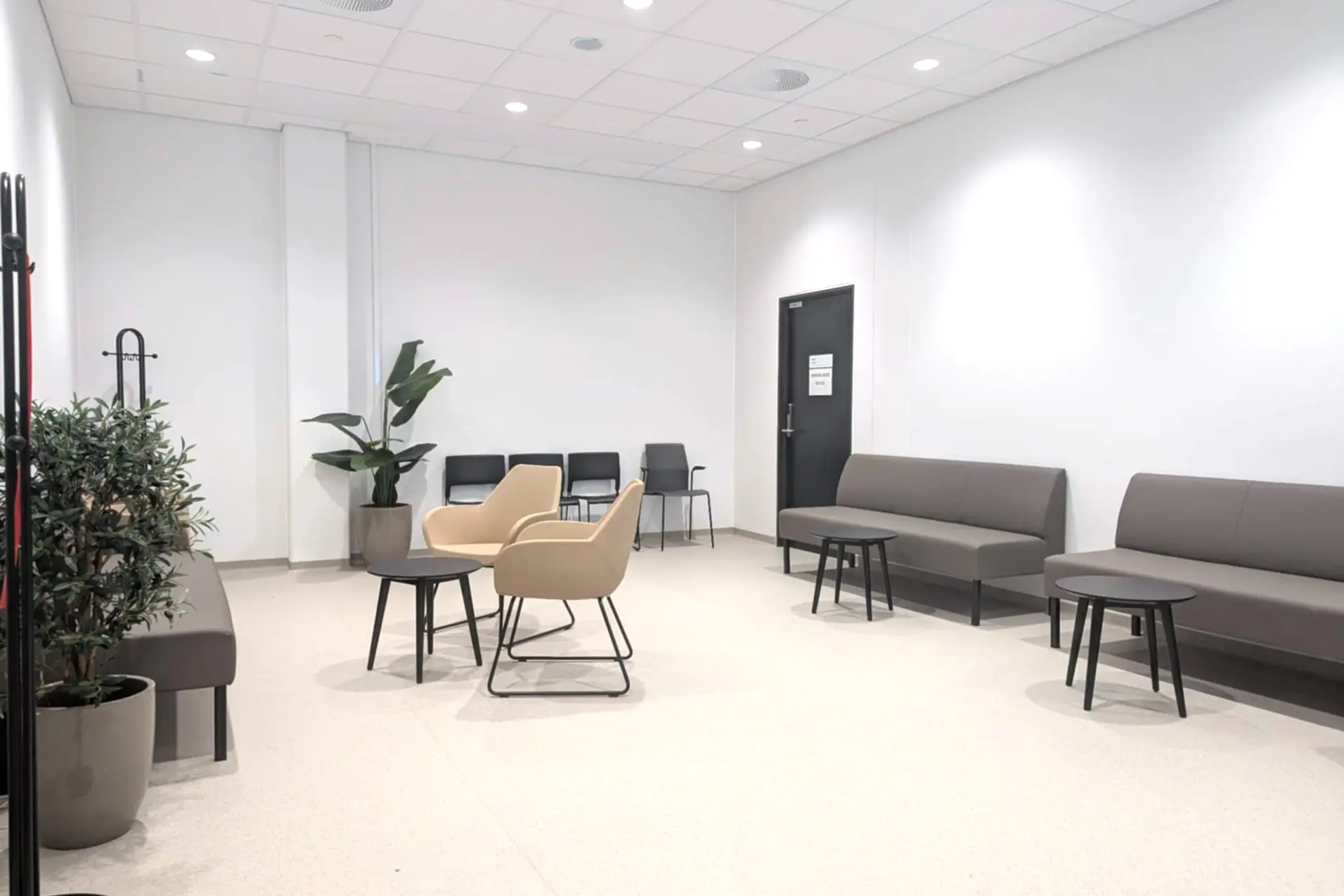 Et rom med stoler og bord