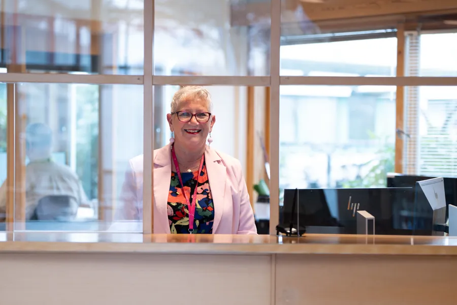 En person som sitter ved et skrivebord