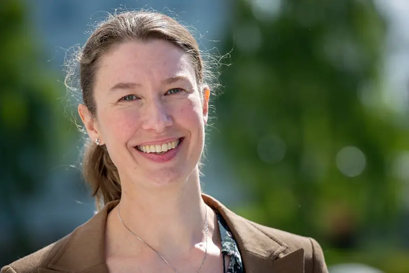 En kvinne som smiler til kameraet