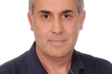 En mann i svart skjorte