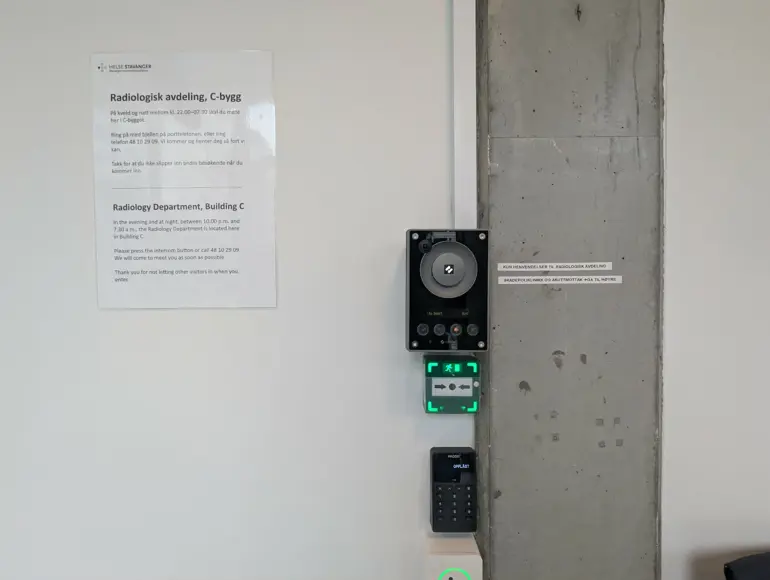 En hvit vegg med en svart og grønn lysbryter og en hvit vegg