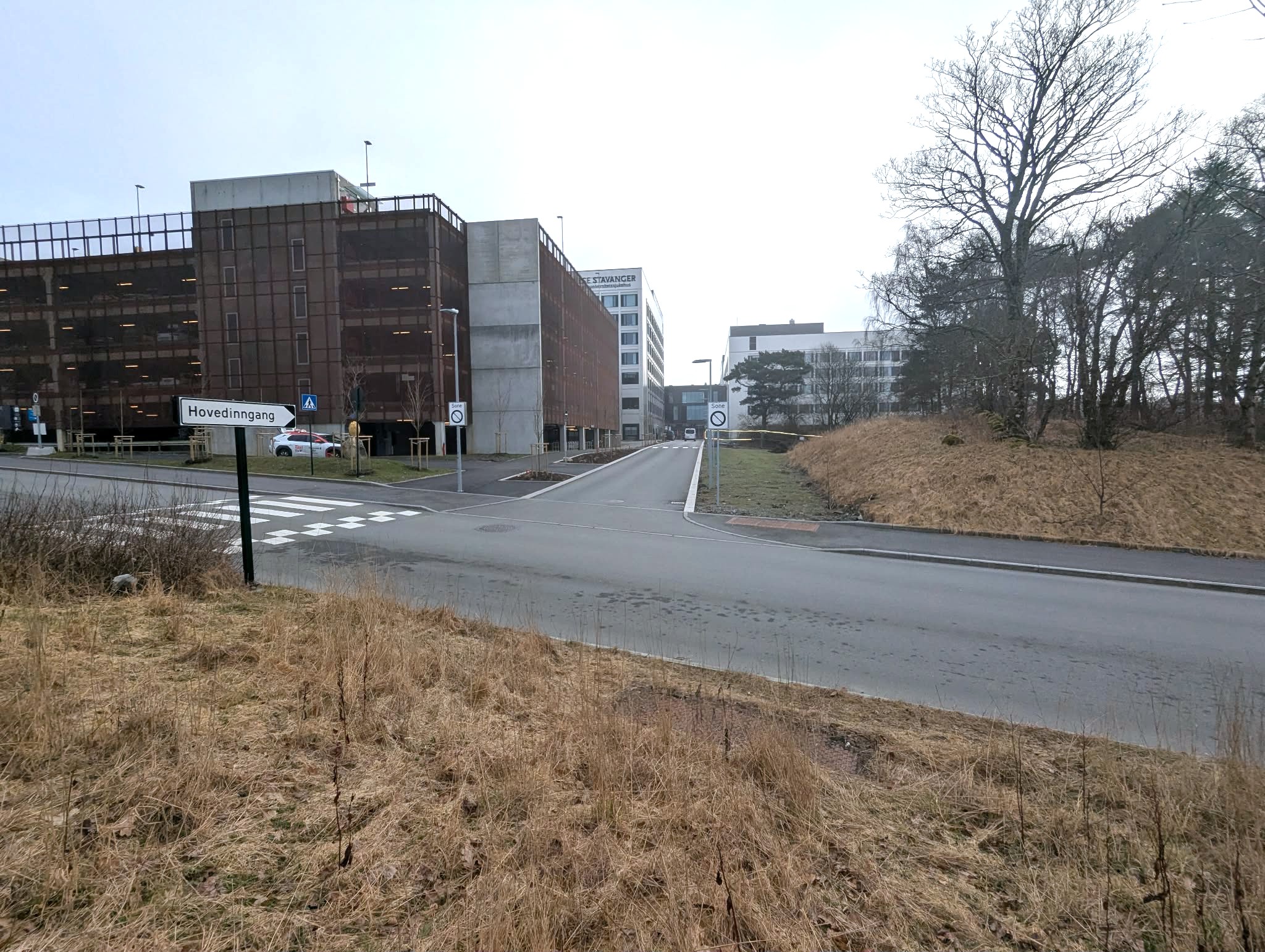 En vei med en bygning i bakgrunnen