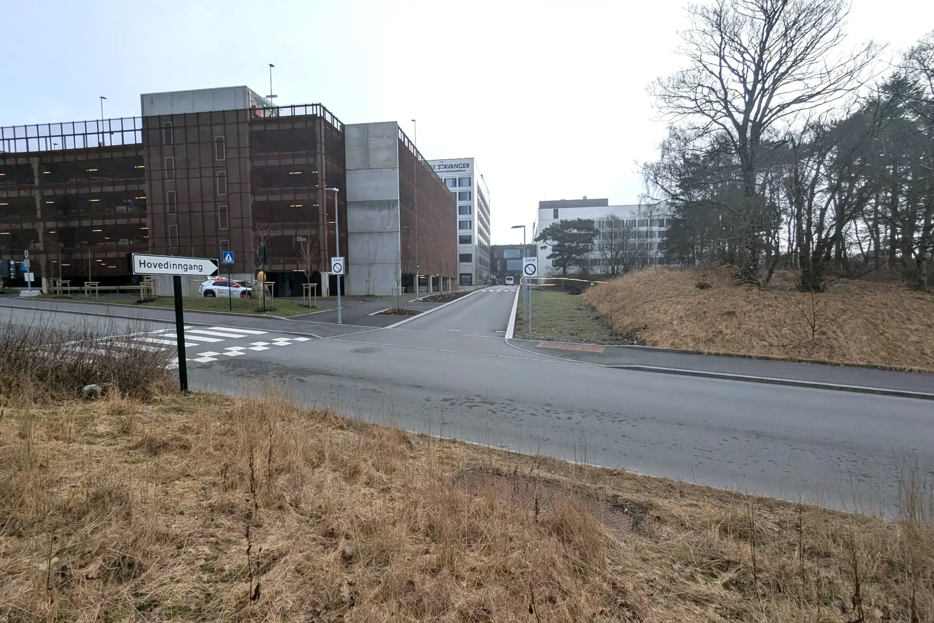 En vei med en bygning i bakgrunnen