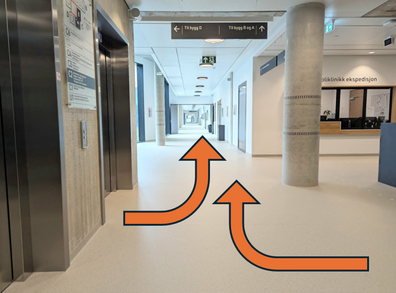 En korridor med et skilt