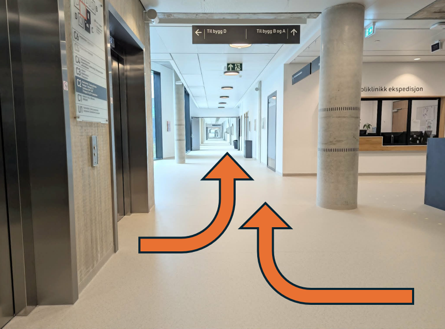 En korridor med et skilt