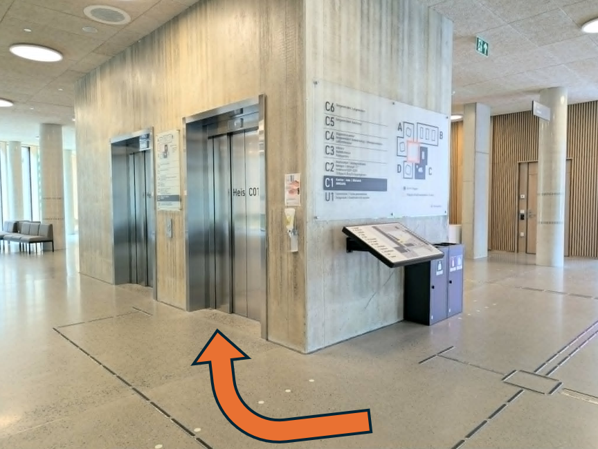 Et rom med et skrivebord og et skilt på veggen
