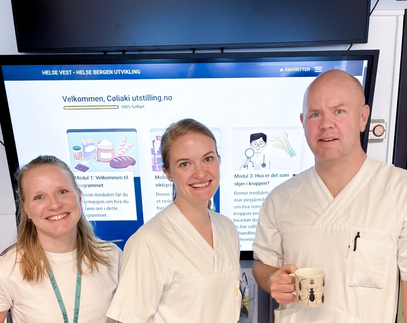 En gruppe mennesker som poserer for et bilde