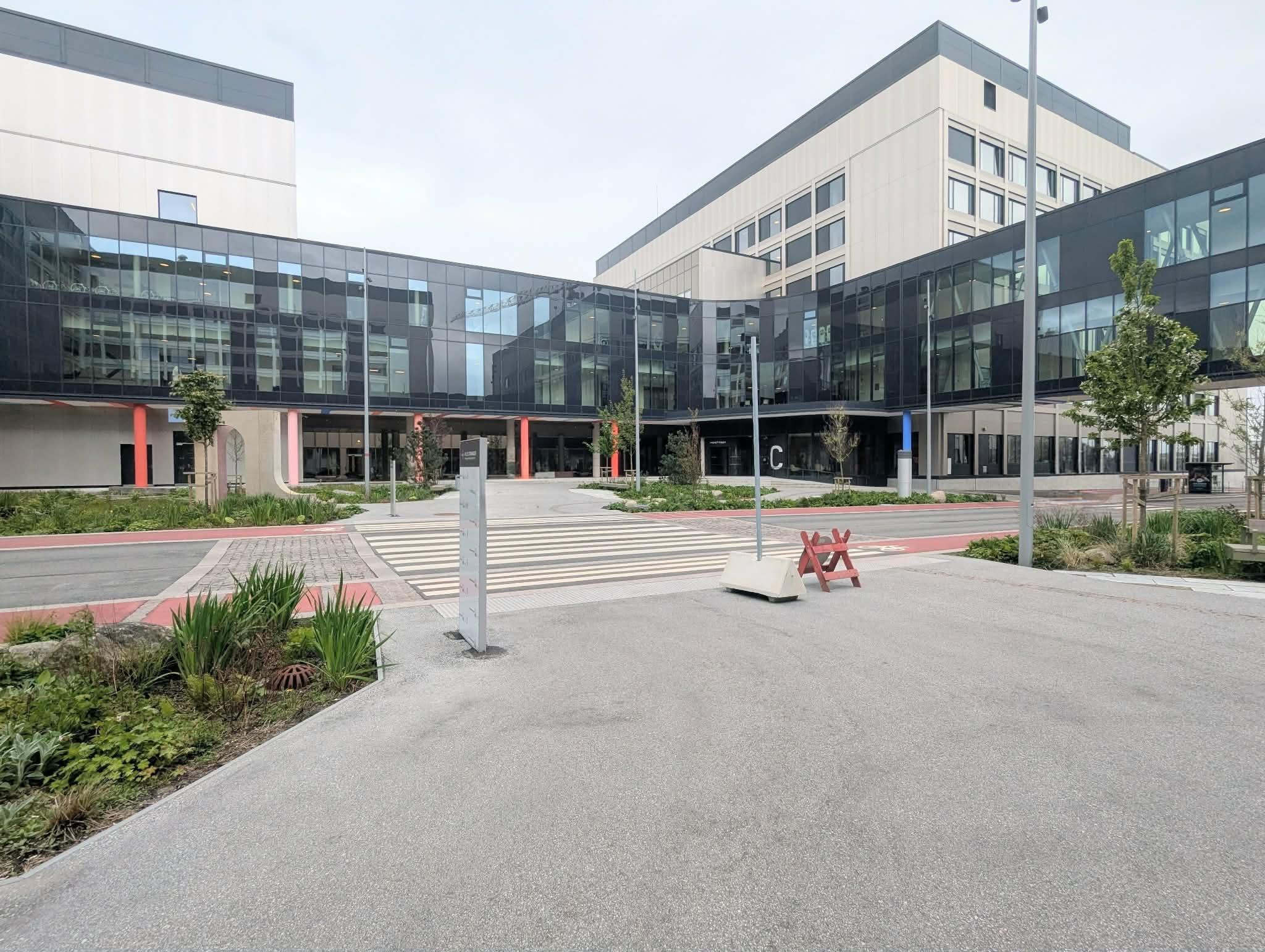 En bygning med et torg foran