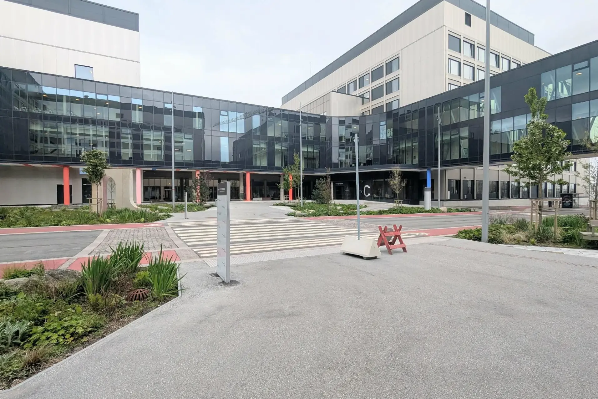 En bygning med et torg foran