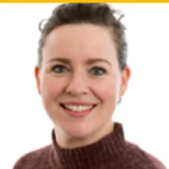 En person som smiler til kameraet