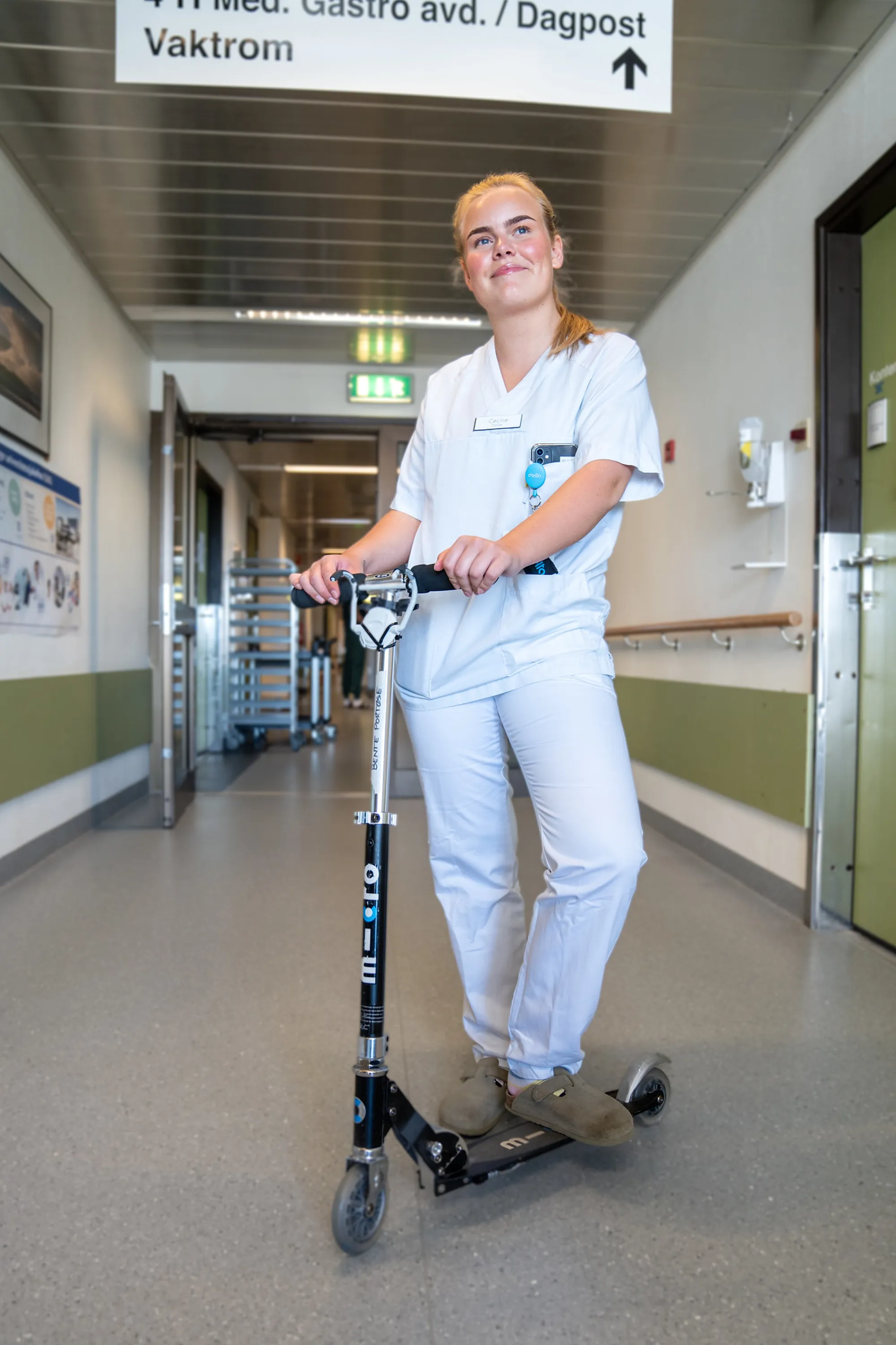 En mann som står på en scooter i en bygning