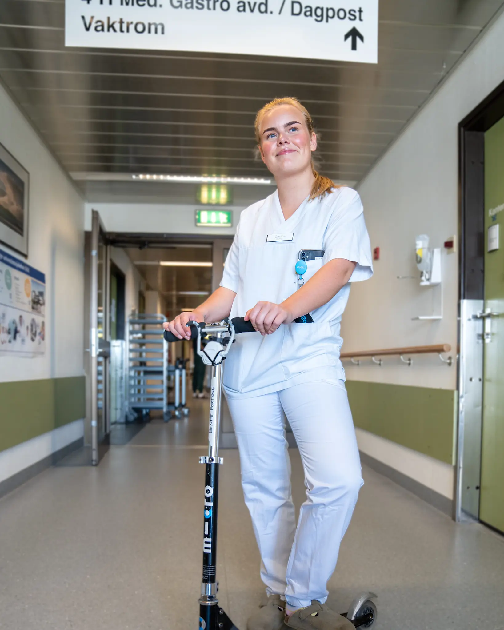 En mann som står på en scooter i en bygning