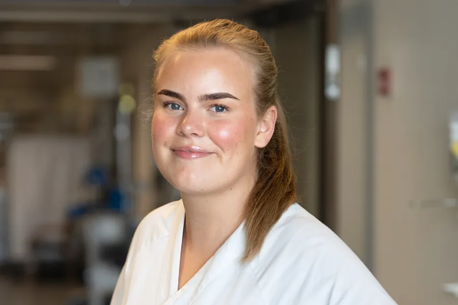 En person som har på seg en hvit frakk