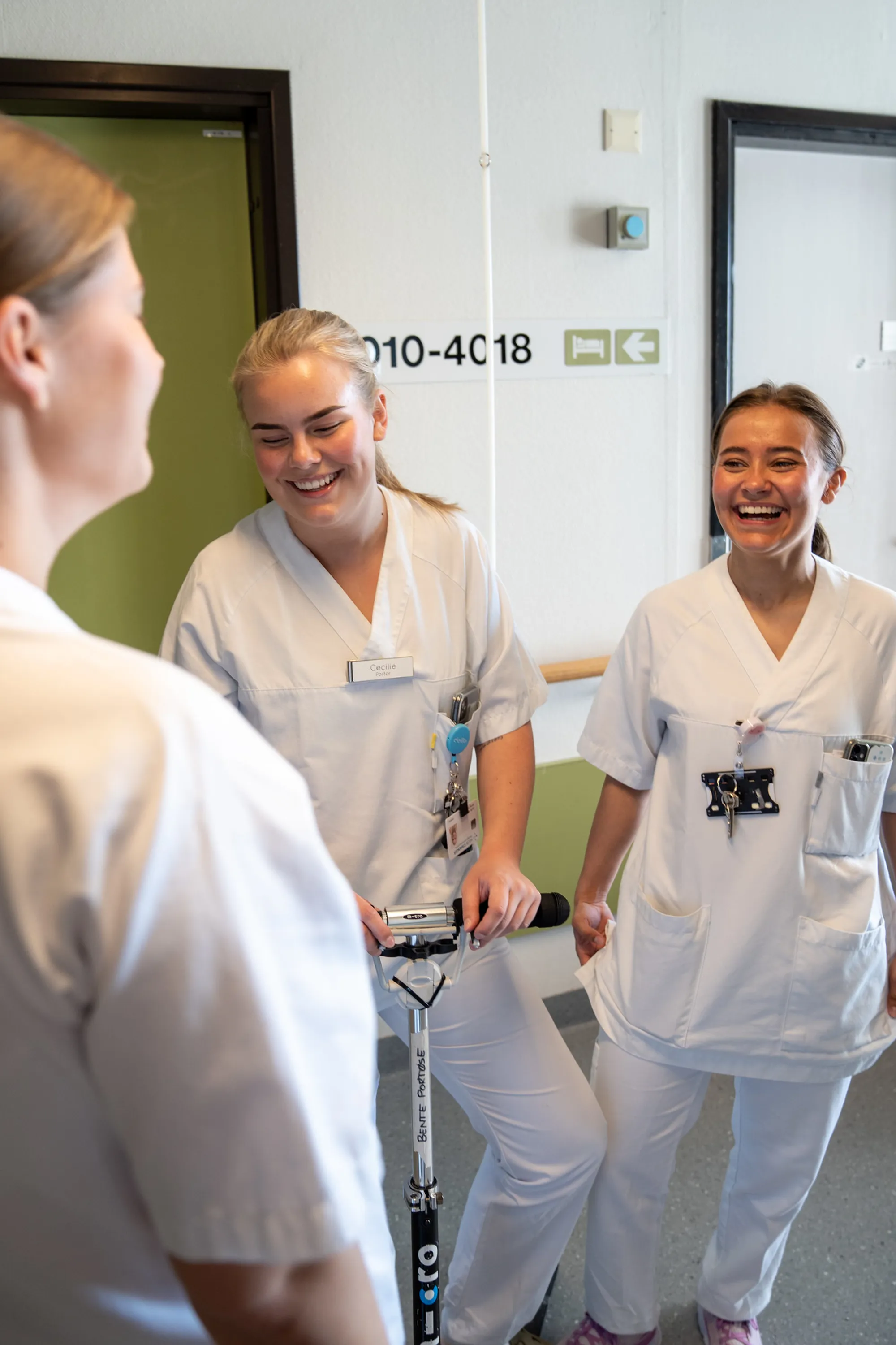 Noen få kvinner i hvite laboratoriefrakker