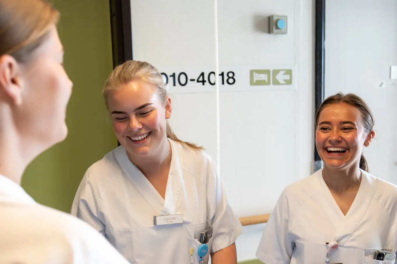 Noen få kvinner i hvite laboratoriefrakker