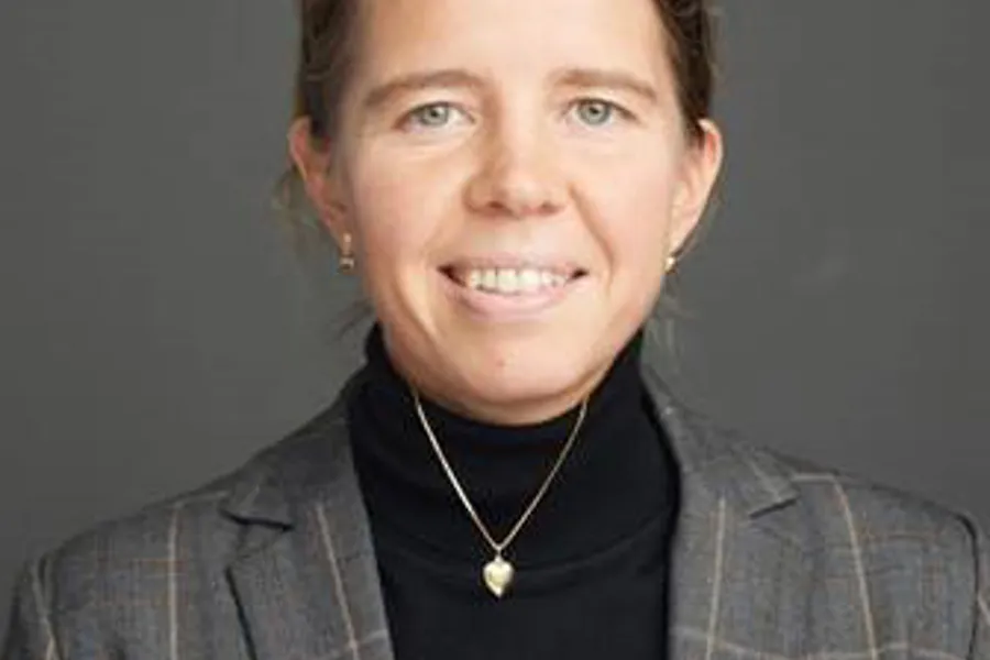 En person som bærer et kjede