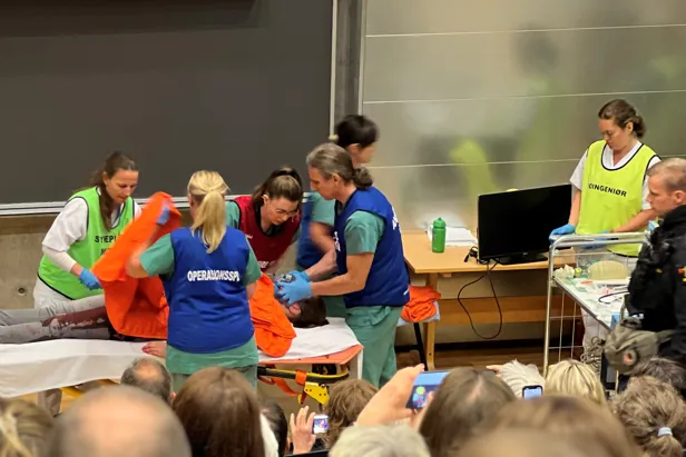 En gruppe mennesker i et klasserom