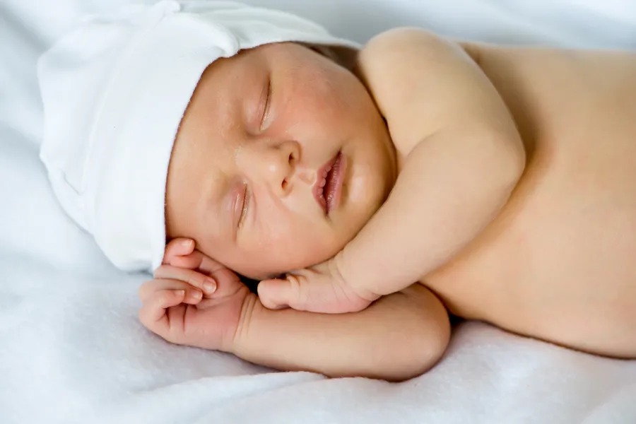 En baby som sover på et teppe