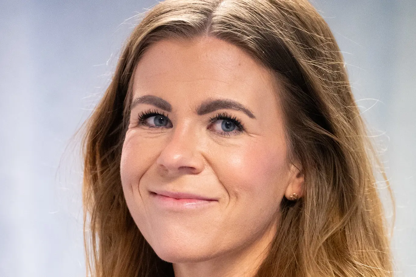 En kvinne med langt hår