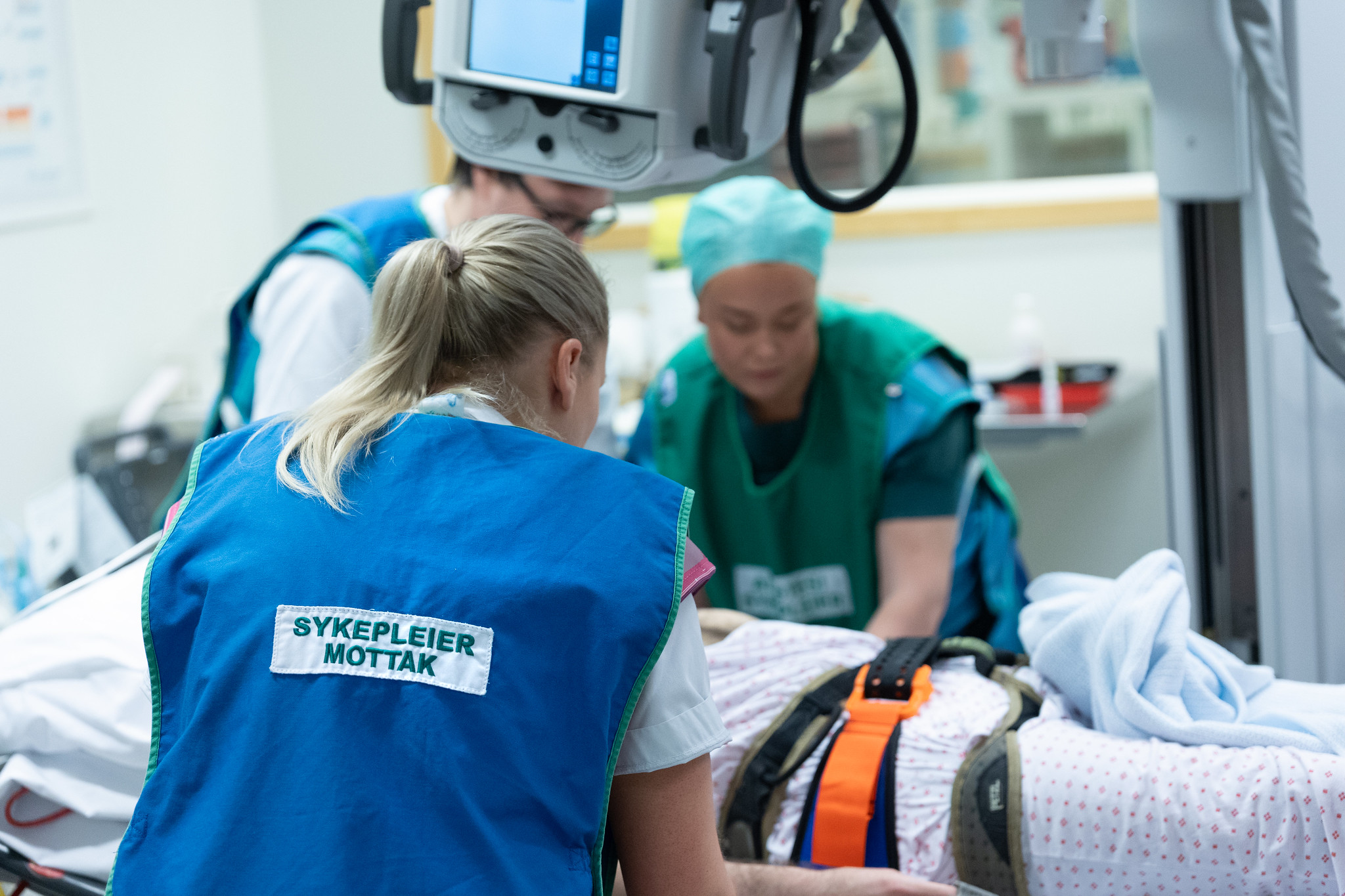En gruppe leger som ivaretar en pasient