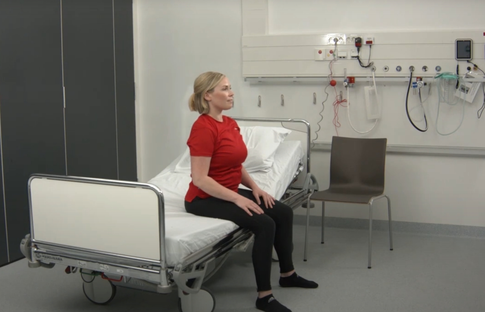 En person som sitter i en sykehusseng