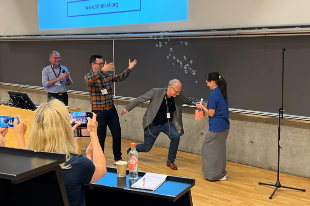 En gruppe mennesker i et rom