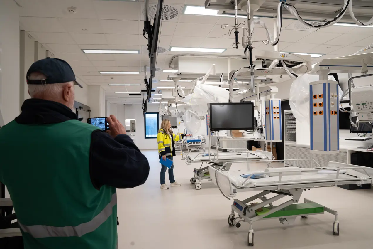 Folk som går i grønne vester.