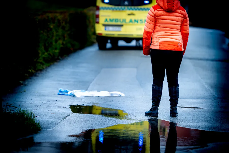 En person som står i regnet