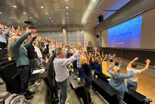 En gruppe mennesker i et rom