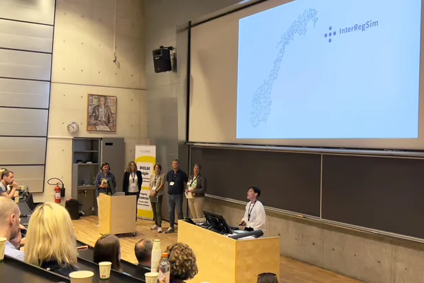 En gruppe mennesker i et rom