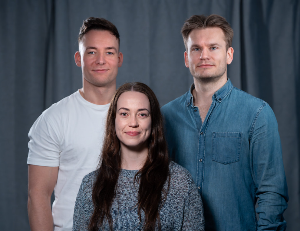 En gruppe mennesker som poserer for kameraet