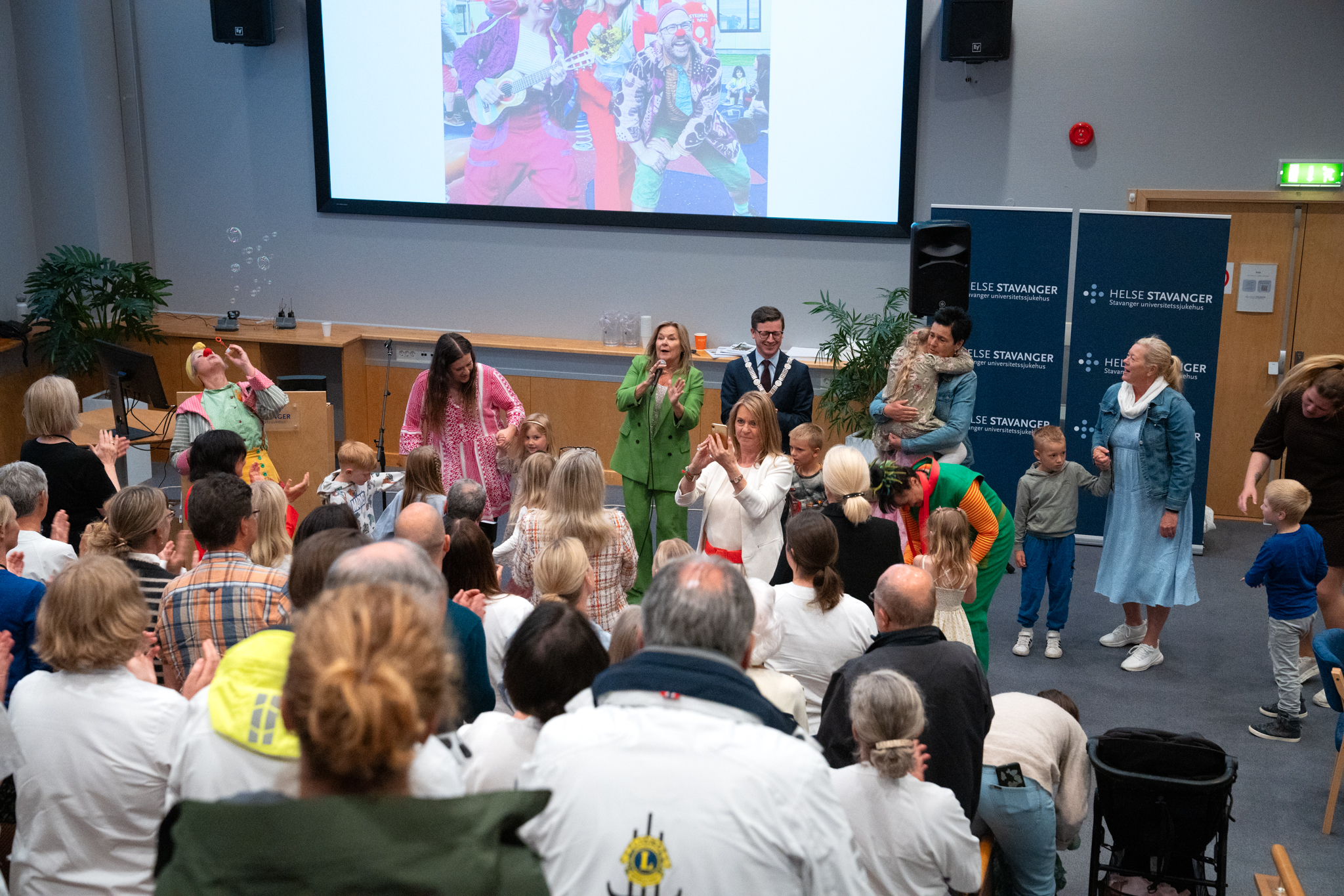 En gruppe mennesker i et rom