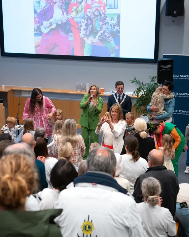 En gruppe mennesker i et rom