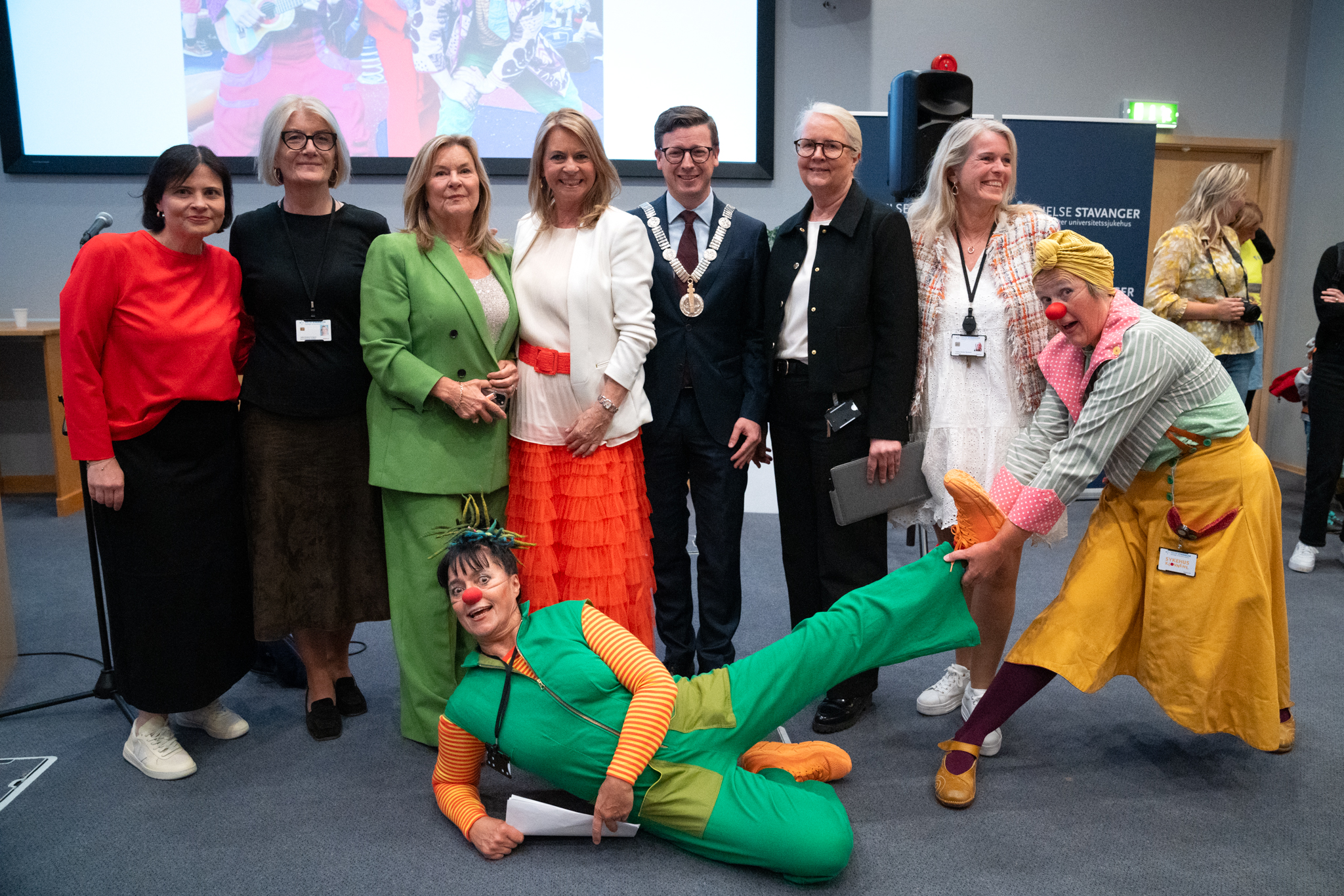 En gruppe mennesker som står og sitter