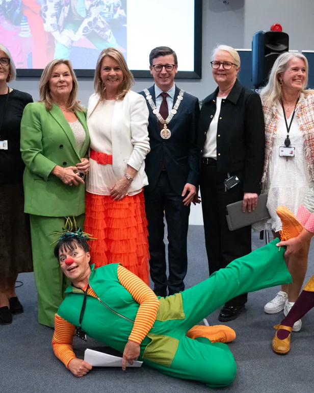 En gruppe mennesker som står og sitter