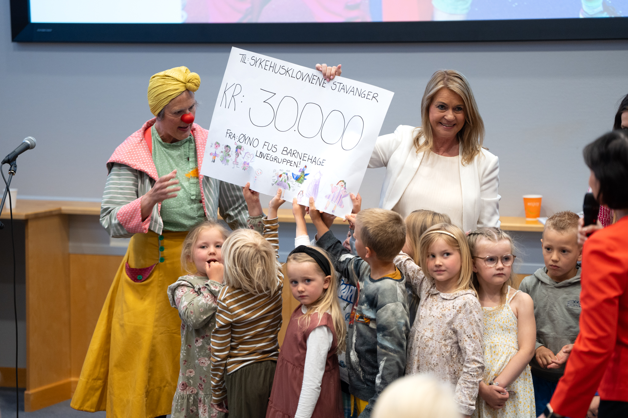 En gruppe mennesker som poserer for et bilde