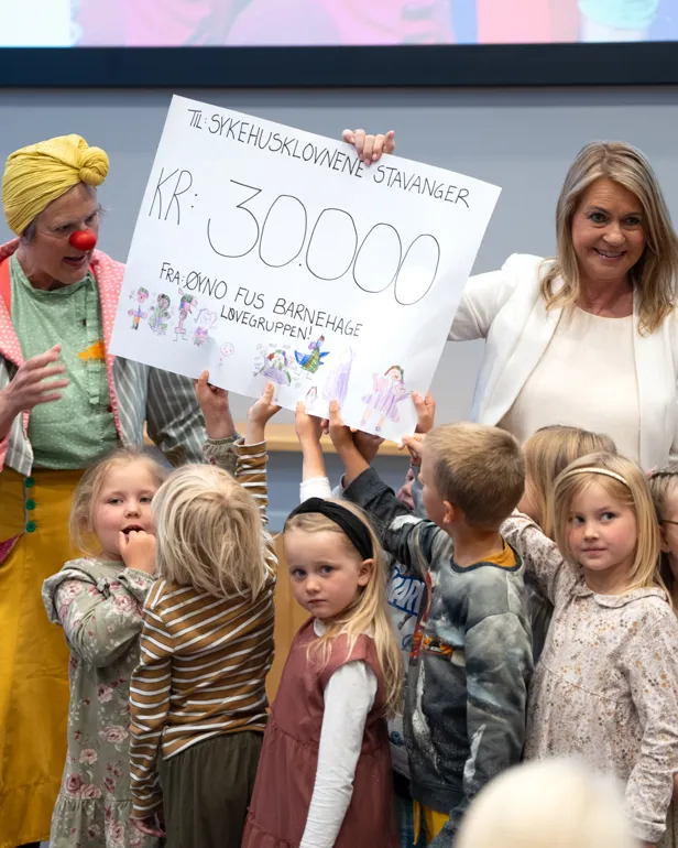 En gruppe mennesker som poserer for et bilde